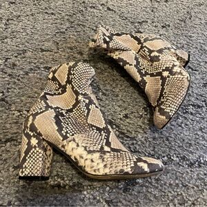 Steve Madden Evana Snakeskin Reptile Print Black White Heeled Boots Size 8